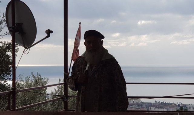 Alanya'da ak sakallı dede, mutfak tüpü ve bıçakla yıkıma engel olmak istedi