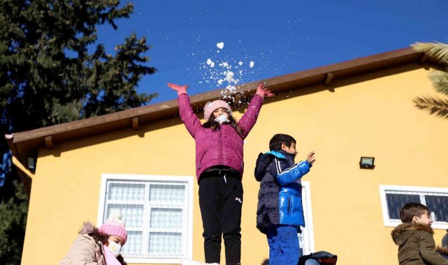 Alanya&#039;da daha önce kar görmeyen çocuklara belediyeden 4 kamyon kar sürprizi