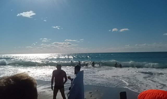 Alanya'da Ruslar buz gibi suda haçı almak için yarıştı