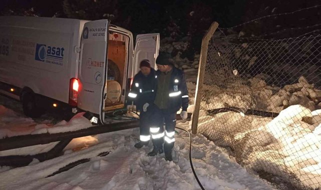 Alanya'nın yüksek kesimlerini kar esir aldı, 11 araç 40 vatandaş mahsur kaldı