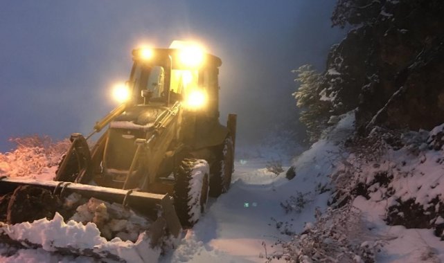 Alaşehir Belediyesi karla kapanan yolları ulaşıma açtı