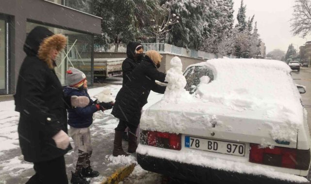 Alaşehir şehir merkezi mevsimin ilk karıyla tanıştı