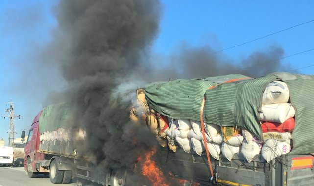 Alaşehir'de hareket halindeki tırın dorsesinde yangın çıktı