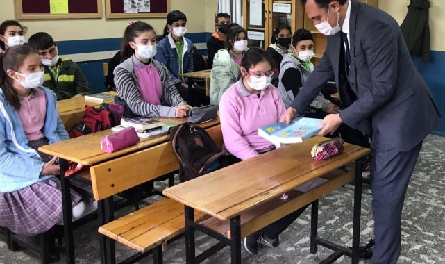 Alaşehir'de öğrencilere kaynak kitap desteği