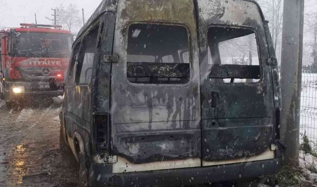 Alev alan minibüs küle döndü