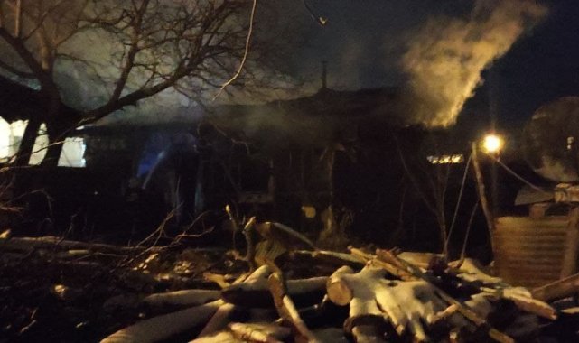 Alevlere teslim olan evdeki yaşlı kadın hayatını kaybetti