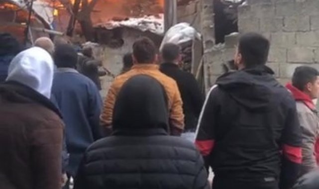 Alevlerin yükseldiği 2 ev küle döndü