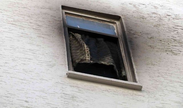 Alevlerin yükseldiği apartmanda korkulu anlar