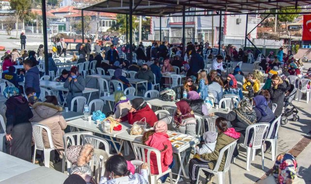 Aliağa Helvacı&#039;da askere gidecek gençler için uğurlama yemeği