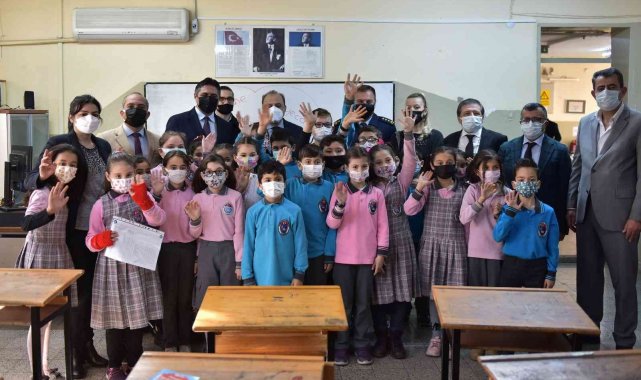 Aliağa'da karne heyecanı: 18 bin 300 öğrenci karne alarak tatile başladı