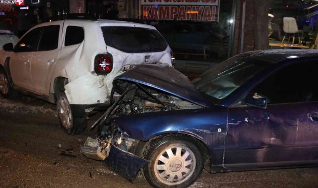 Alkollü sürücü 5 araca çarparak durabildi: 2 yaralı