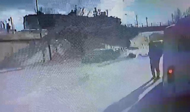 Alkollü sürücünün makas atmak isterken çarptığı kurye metrelerce havaya fırladı