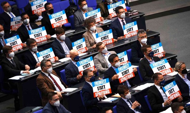 Almanya Federal Meclisi'nden pankartlı protesto