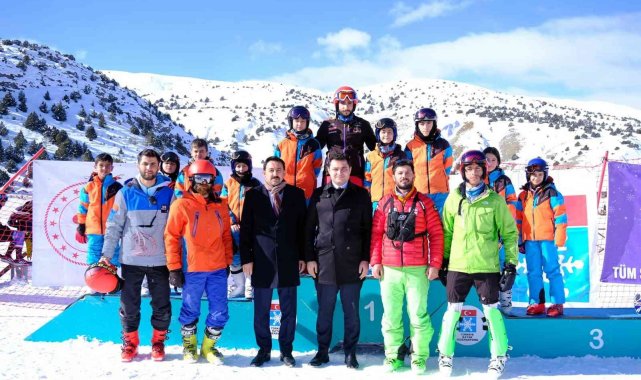 Alp Disiplini U18 Büyükler eleme yarışmalarında dereceye giren sporculara madalyaları verildi