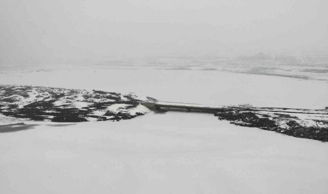 Alparslan-1 Barajı'nın yüzeyi kısmen dondu