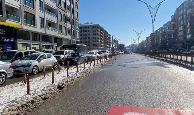 Alt geçit kapatılınca uzun araç kuyruğu oluştu