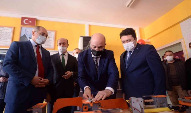 Altıeylül Belediyesi'nden öğrencilere ahşap beceri atölyesi