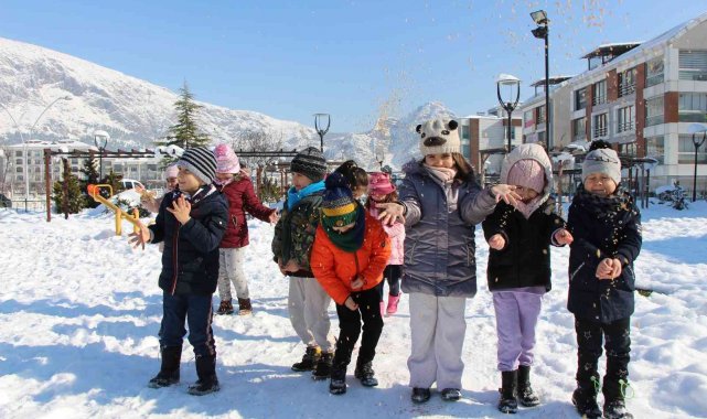 Amasya&#039;da minik öğrenciler kuşlar ve sokak hayvanları için yem ile mama dağıttı