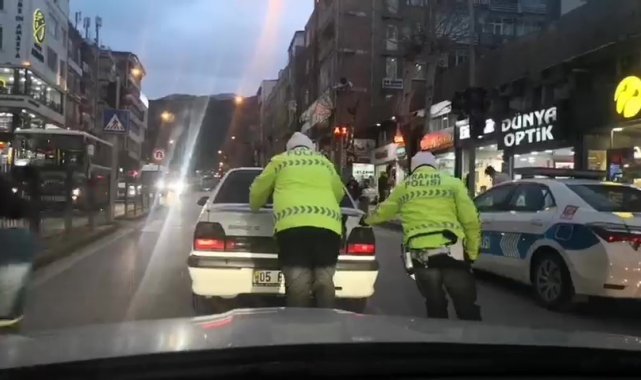 Amasya'da polisler yolda kalan sürücüye aracını iterek yardım etti