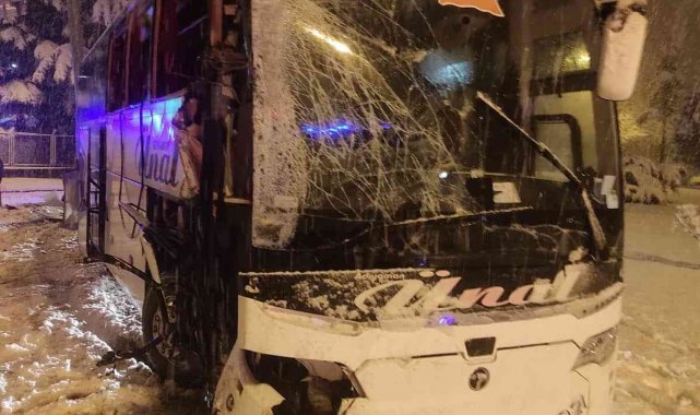 Amasya'da yolcu otobüsü karlı yolda kaza yaptı: 12 yaralı