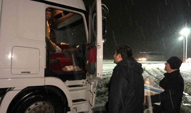 Amasya'da yolda mahsur kalan tır sürücülerine yardım