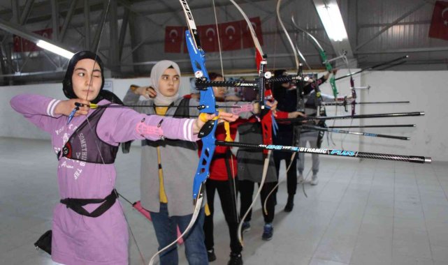 Amasya&#039;nın şampiyonluk hedefleyen okçu kızları