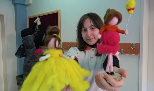 Amasyalı öğrenciler iğne darbeleriyle &#039;keçe bebek&#039; yapıyor