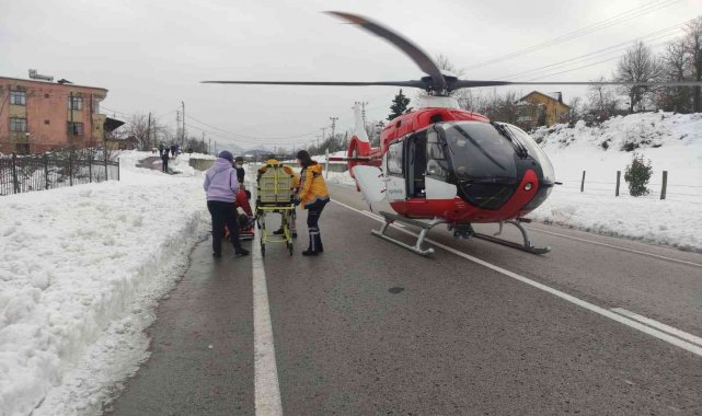 Ambulans helikopter karayoluna indi