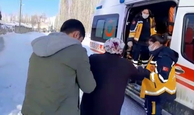 Ambulans mahsur kaldı, yaşlı hastaya ekiplerin çalışmasıyla ulaşıldı