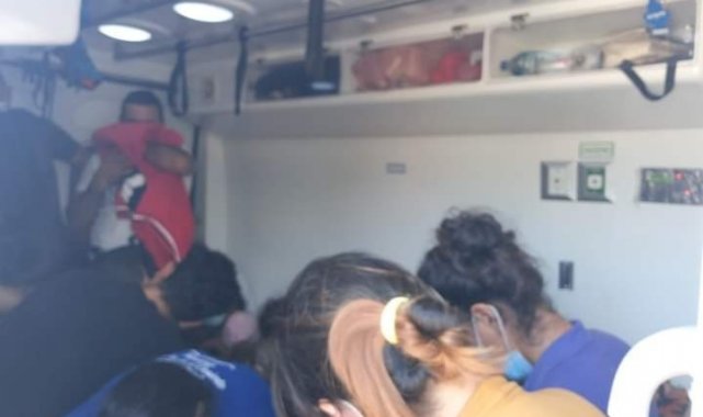 Ambulans süsü verilen minibüste 28 kaçak göçmen yakalandı