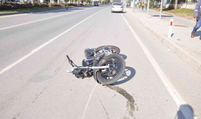 Ambulansla doğuma giden karısını motosikletle takip eden gence otomobil çarptı