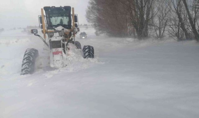 Ambulanslar iş makineleri yardımı ile hastalara ulaştı