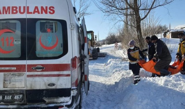 Ambulanslar yolda kaldı, yardımlarına karla mücadele ekipleri koştu