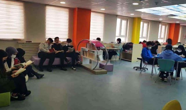 Anadolu Lisesinde "Kütüphanenin Liderleri" isimli proje