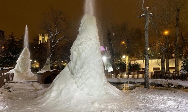 Ankara'nın simge yeri olan Kuğulu Park havuzunda bulunan fıskiyelerden çıkan suyun donması sonucu 4 metre uzunluğunda buz kütleleri oluştu