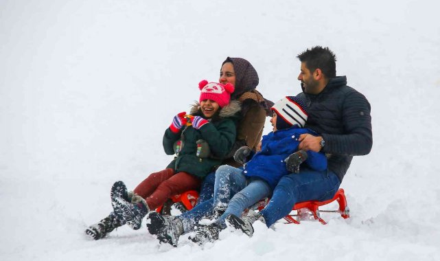 Ankaralı öğrenciler yarıyıl tatilinin keyfini Elmadağ Kayak Merkezi&#039;nde çıkarıyor