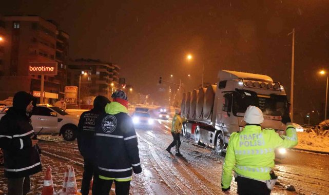 Antalya karayolunda ulaşıma kar engeli