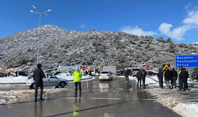 Antalya-Konya karayolu kar sebebiyle 24 saattir kapalı