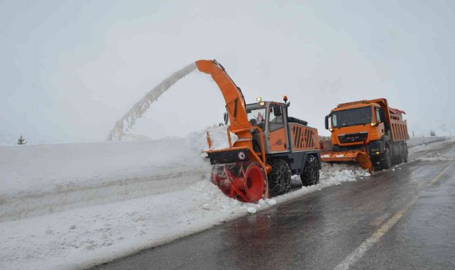 Antalya-Konya karayolunda kar kalınlığı 2 metreye yaklaştı