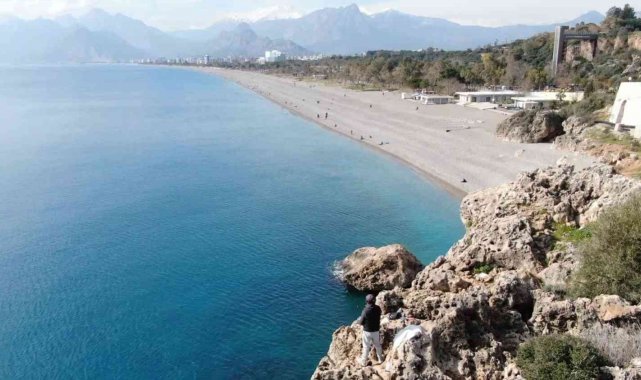 Antalya'da 30 metrelik falezlerin ucunda tehlikeli olta