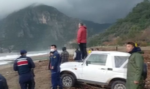 Antalya'da bir kişinin denize sürüklendiği ihbarı ekipleri alarma geçirdi