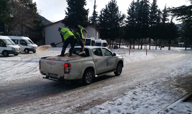 Antalya'da buz tutan yollarda tuzlama çalışması