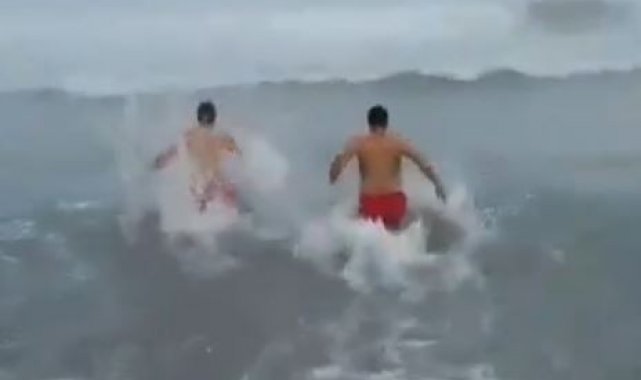 Antalya'da iki kardeş karın sevincini lapa lapa yağan kar altında denize girerek çıkardı