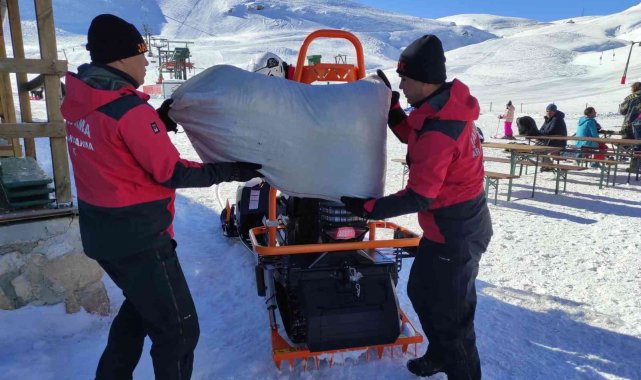Antalya&#039;da jandarma, soğuk kış günlerinde sokak hayvanlarını unutmadı