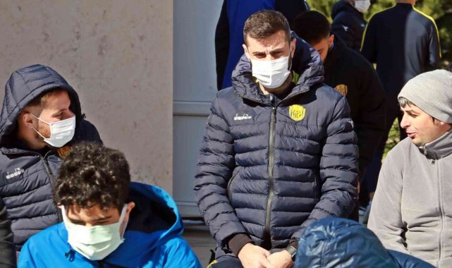 Antalya'da kamp yapan Süper Lig ekipleri Cuma namazını 'Dinler Bahçesi'nde kıldı