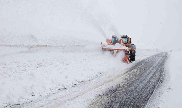 Antalya&#039;da kar yağışı etkili oluyor