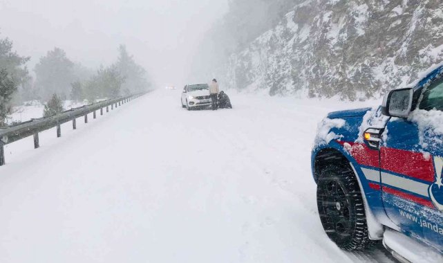 Antalya&#039;da karda mahsur kalan 14 araç ve 32 vatandaş jandarma tarafından kurtarıldı