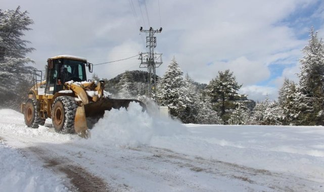 Antalya&#039;da kardan kapanan yollarda çalışma