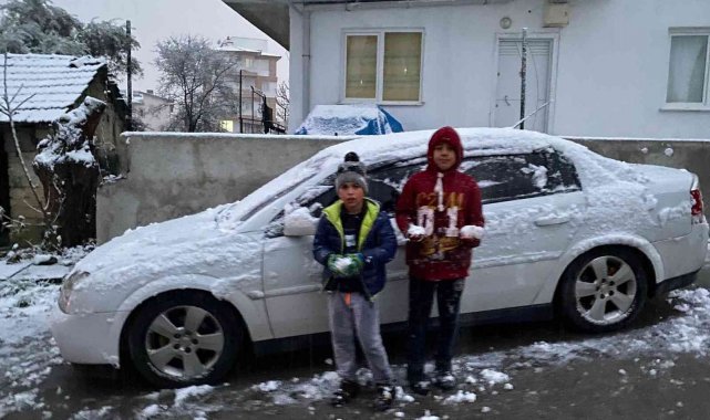 Antalya'da karla kaplı sahada golf oynadı