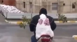 Antalya'da motosikletin arkasındaki kardan adam ile şehir turu attı